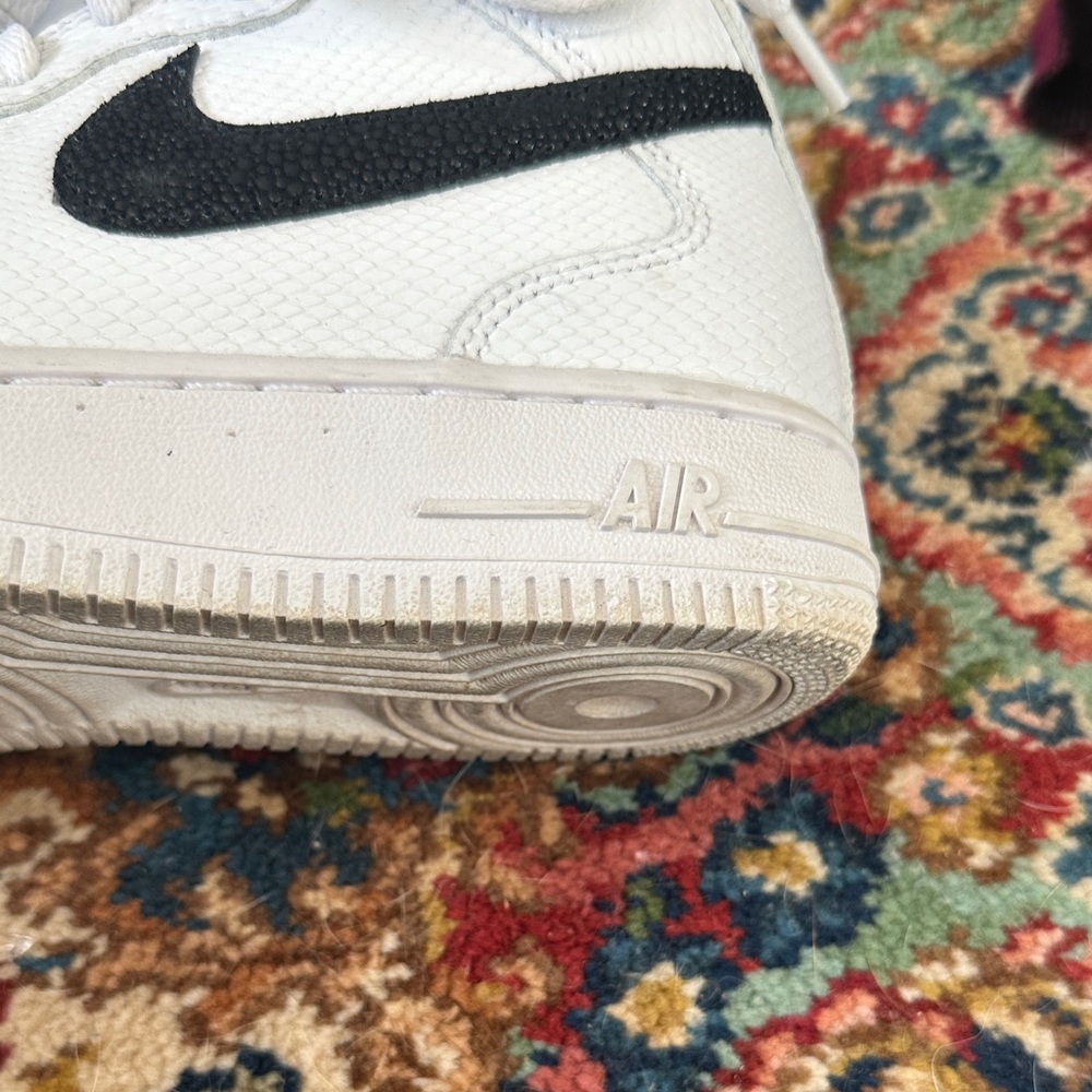Nike White and Black Women's Sneakers - Picture 2 of 4